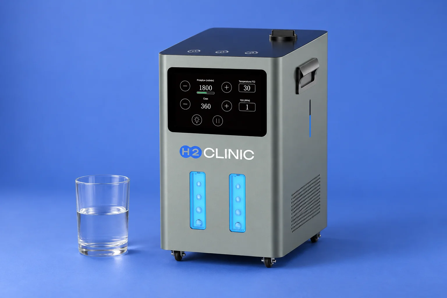 Generator H2 Clinic i niewielka szklanka z wodą na jednolitym niebieskim tle.